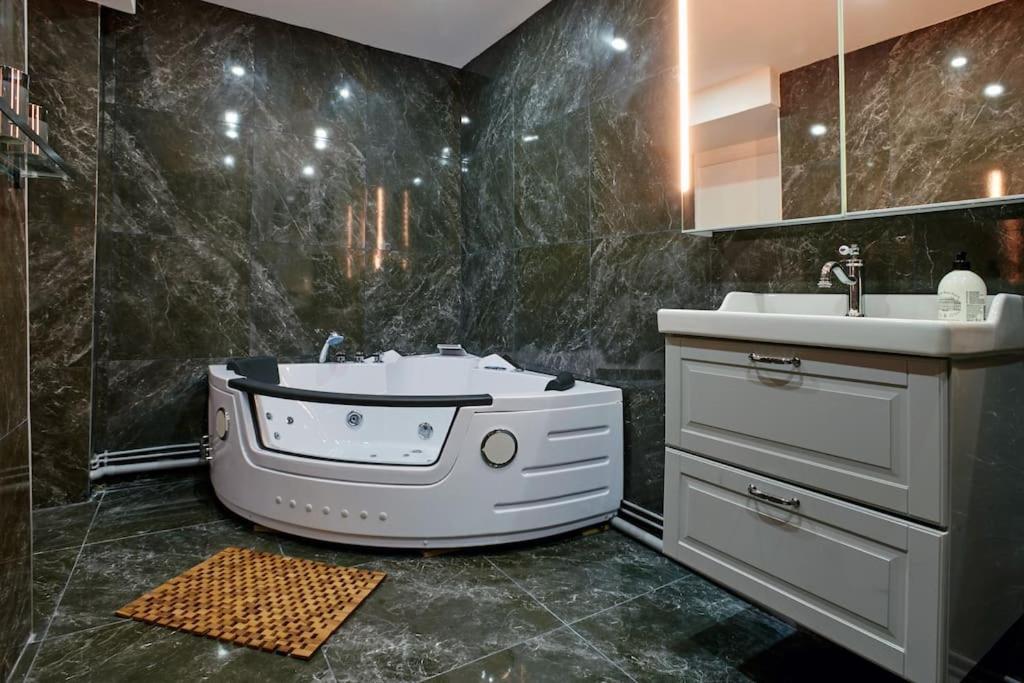 Jacuzzi - Sauna - Rdc 2 Versailles